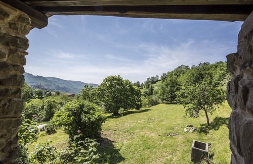 Pescia House | Medieval Tuscan farmhouse with wonderful views