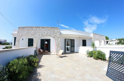 Pizzo House | Mediterranean style beach house