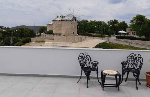 Karaoz Condo | Mediterranean Style Rooftop Apartment For Families at the Alaçatı Center