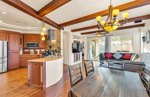 North Natomas House | Mediterranean Style Modern House - 5 mins From Airport & Downtown