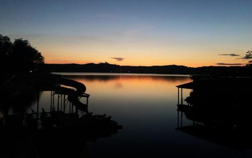 Blue Ridge House | Medley Sunset Cove - Lake Blue Ridge Cabin Rental minutes to Downtown - Blue Ridge, GA