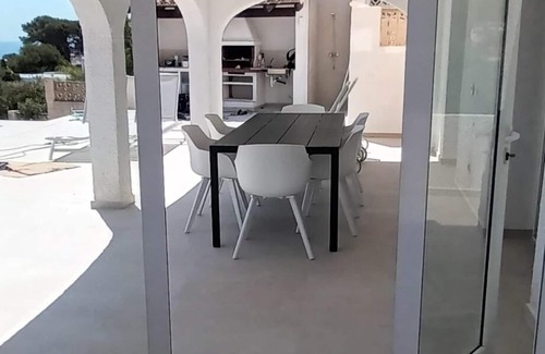 Urbanitzacio la Fustera Villa | Meerblick, Apartment in Villa mit Terrasse, Garten, Pool und Kostenlosen Wlan