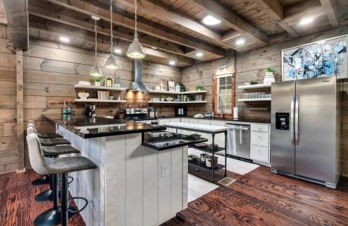 Rocky Grove House | Mega Spa, Fire Pit, Views, sleep 18, Arcade, Karaoke, Gaming System