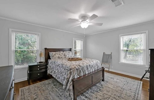 Conroe House | Mega space 5 bdrm/coffee/wifi/parking/smart TVs in bedroom