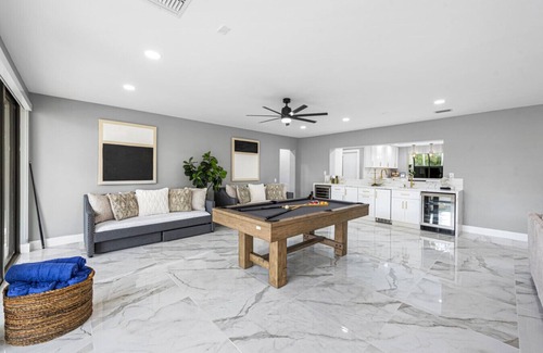 Riverside Park Apartment | Mega-Yacht Showcase Villa with Pool Table/Marble