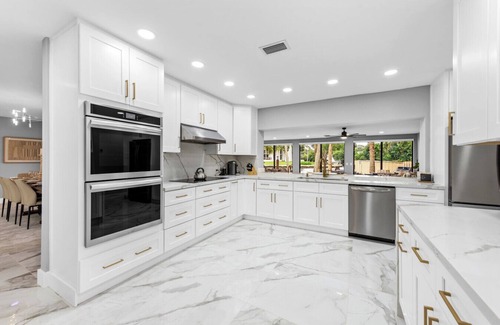 Riverside Park Apartment | Mega-Yacht Showcase Villa with Pool Table/Marble