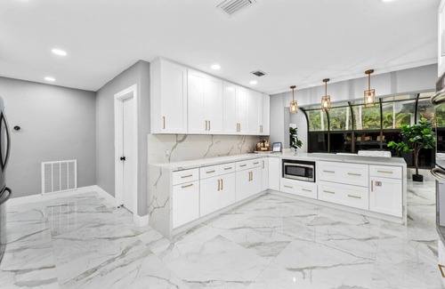 Riverside Park Apartment | Mega-Yacht Showcase Villa with Pool Table/Marble