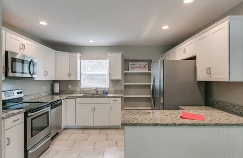 West Melbourne House | Melbourne 6 bed/2 bath Sleeps 12 BEDS 5King/1Qn