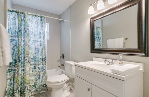 West Melbourne House | Melbourne 6 bed/2 bath Sleeps 12 BEDS 5King/1Qn