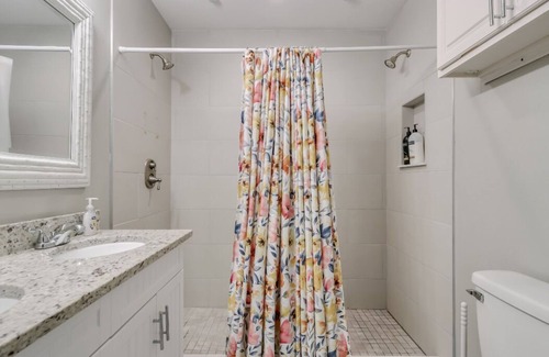 West Melbourne House | Melbourne 6 bed/2 bath Sleeps 12 BEDS 5King/1Qn