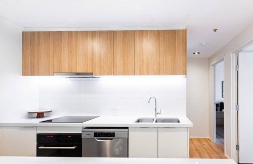 Melbourne Central Business District Apartment | Melbourne Apartment with Pool, Spa & Tennis Court