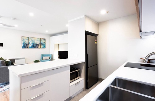 Melbourne Central Business District Apartment | Melbourne Apartment with Pool, Spa & Tennis Court