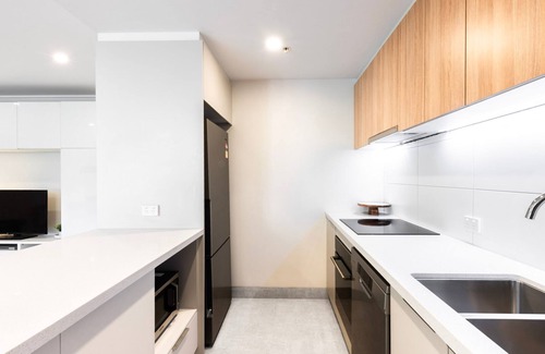 Melbourne Central Business District Apartment | Melbourne Apartment with Pool, Spa & Tennis Court