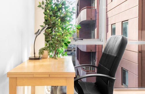 Melbourne Central Business District Apartment | Melbourne Apartment with Pool, Spa & Tennis Court