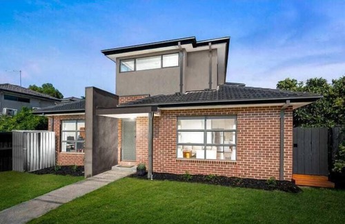 Oak Park House | Melbourne home, close to Airport & Train Station