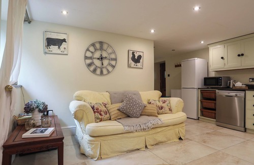 Menai Bridge Cottage | MELIN Y COED, family friendly, with open fire in Menai Bridge