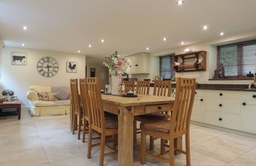 Menai Bridge Cottage | MELIN Y COED, family friendly, with open fire in Menai Bridge