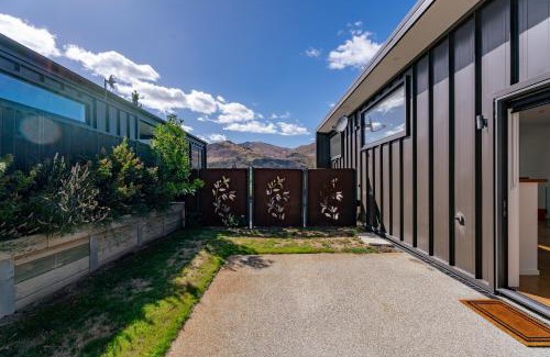 Lowburn House | Melmore Oasis - Cromwell Holiday Home