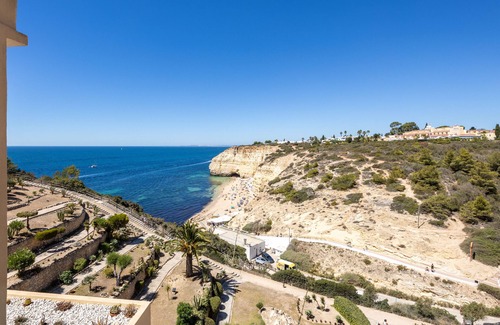 Vale de Centianes Apartment | Melodia do Mar directly at Vale Centeanes Beach!