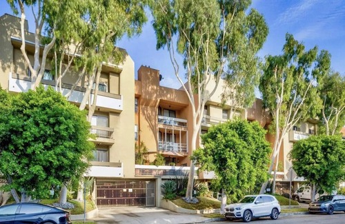 West Hollywood Condo | Melrose Newly Renovated 1Bedroom-360 Rooftop Views, Best location, Gym & Parking