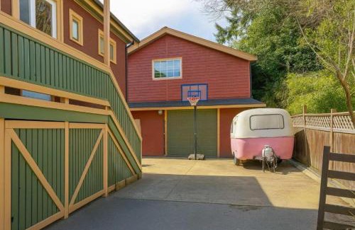 Saanich East Bed & Breakfast | Melrose Place Poolside Hideaway Basement Suite Sleeps 6 plus