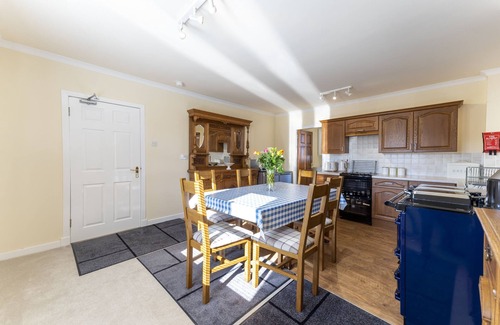 Airth Cottage | Melville Lodge - a cottage that sleeps 6 guests in 3 bedrooms