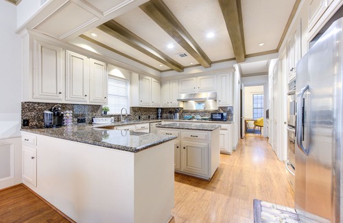 Houston House | Memorial Med Ctr/Galleria/Rice: Spacious 5 Bdrm Pool Theatre