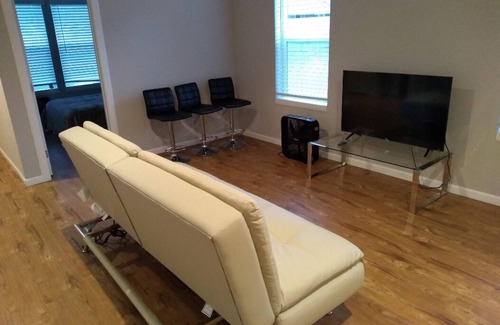 Renton House | ⁎ Memory Foam Beds, Blackout Curtain & Smart TV