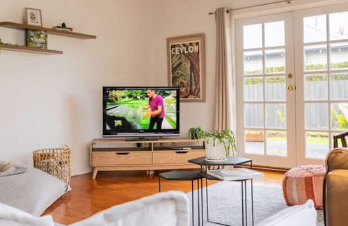 Ballarat House | Mena-close to CBD, bath, cot