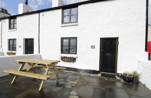 Brynsiencyn Cottage | MENAI COTTAGE, pet friendly, character holiday cottage in Brynsiencyn