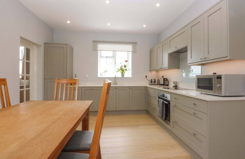 Llanfairpwllgwyngyll Cottage | MENAI COTTAGE, family friendly, with a garden in Brynsiencyn