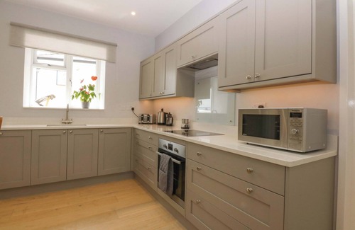 Llanfairpwllgwyngyll Cottage | MENAI COTTAGE, family friendly, with a garden in Brynsiencyn