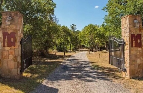 Fredericksburg Cabin | Mendelbaum - Plum Cabin - Hot Tub - Located in Wine Country