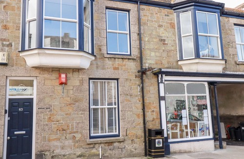 Helston Cottage | MENEAGE HOUSE, pet friendly, with a garden in Helston