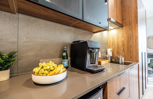 Menlyn Apartment | Menlyn Maine Luxury Studio|Free Parking|24hr Concierge|King Bed