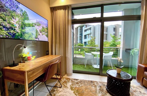 Pretoria Apartment | Menlyn Maine Residence with King sized bed - Kyoto