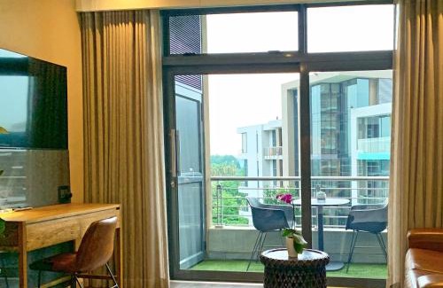 Menlyn Apartment | Menlyn Maine Residences - Superior king - Paris apartment