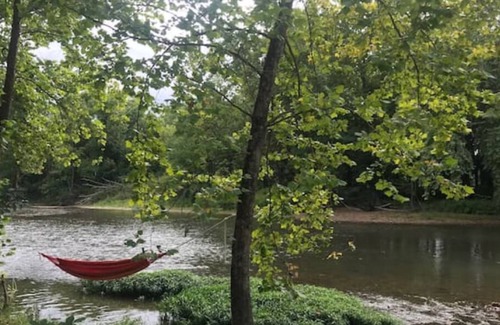 Steelville House | Meramec Riverside Lodge & Retreat-Mark Twain Suite