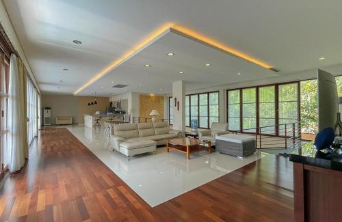 Senggigi Villa | Merbau Luxurious Villa Senggigi by The Lavana - 5 Bedroom Villa