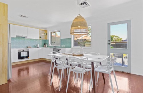 Umina Beach House | MERCAH 3min drive to Ettalong beach and restaurants