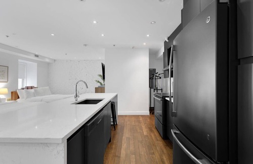 Old Montreal Apartment | Mercer |Elegant 2Bds-1BA|Old Mtl
