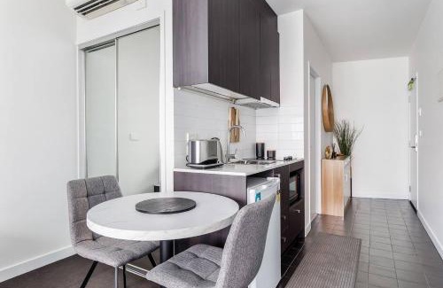 Melbourne Central Business District Apartment | Mercura - Modern CBD Escape by Queen Victoria Market