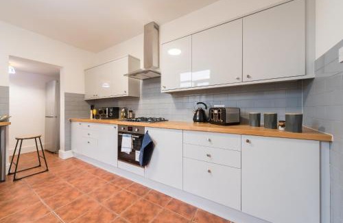 Hull House | Mercy Way 4 Bedroom-6 Beds-Central Hull-Sleeps 8