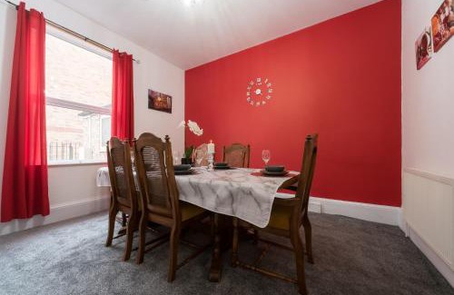 Hull House | Mercy Way 4 Bedroom-6 Beds-Central Hull-Sleeps 8