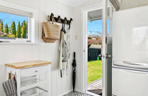 Taupo House | Mere Cottage, Taupo Central accommodation