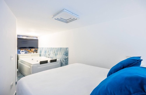 Mergellina Apartment | Mergellina Sea Studio with Jacuzzi by Wonderful Italy