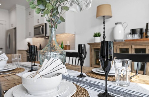 Meridian House | Meridian Marvel: Pet Friendly, Pickleball Court, Seasonal Pool!