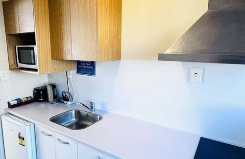 Merivale Apartment | Merivale Court Large Studio-Unit 2