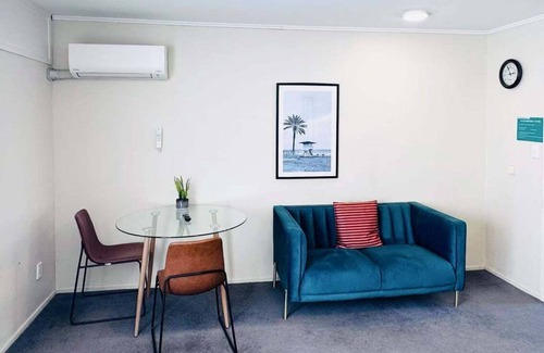 Merivale Apartment | Merivale Court Large Studio-Unit 2