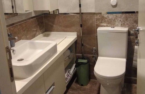 Kucukcekmece Apartment | Merkezi konumda çarşının tam üstünde ulaşımı kolay modern daire
